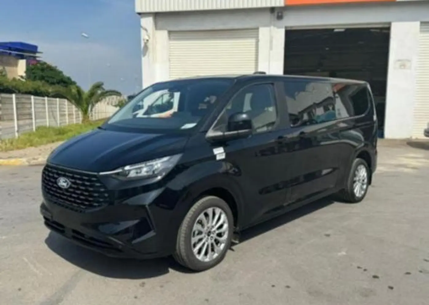 Ford Tourneo Custom noir de la flotte OZ Private Transport